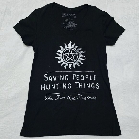 Supernatural ✦ V-Neck T-Shirt ✦ Saving People Hunting Things Graphic Black S - Picture 2 of 4